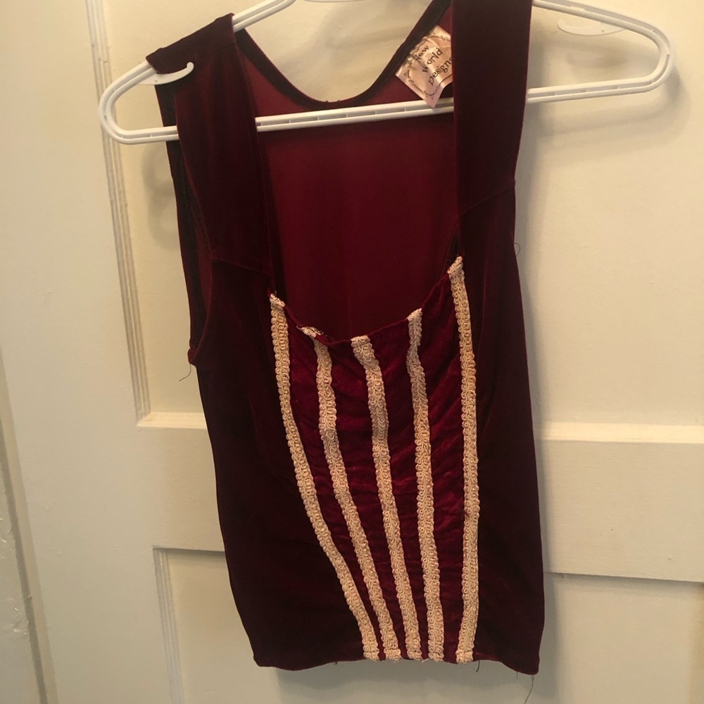 New World Designs Burgundy and Gil sleeveless top 14” pit to pit. 21” long. Used